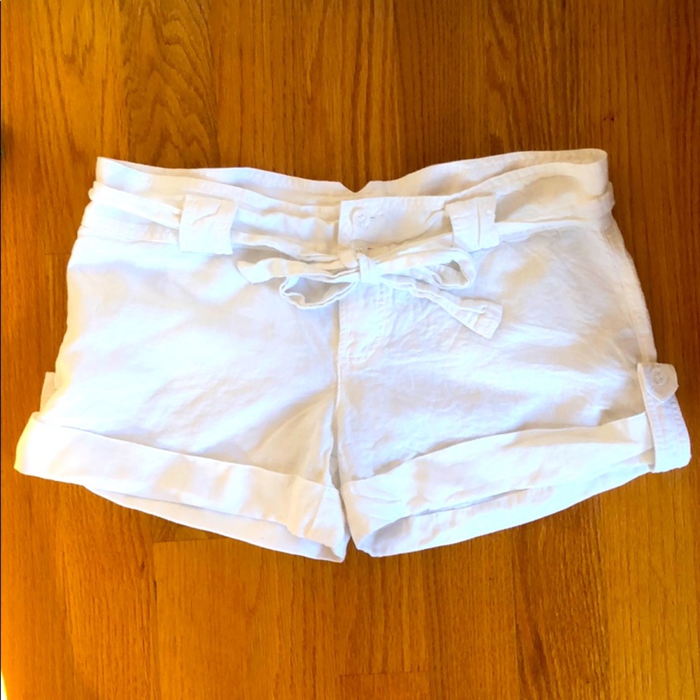 JUICY COUTURE white Linen short Shorts. Women 10 EUC pockets, tie belt cuffed